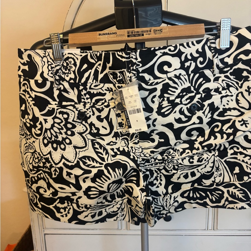 NWT New York & Company Black and White Patterned Shorts - Picture 3 of 5